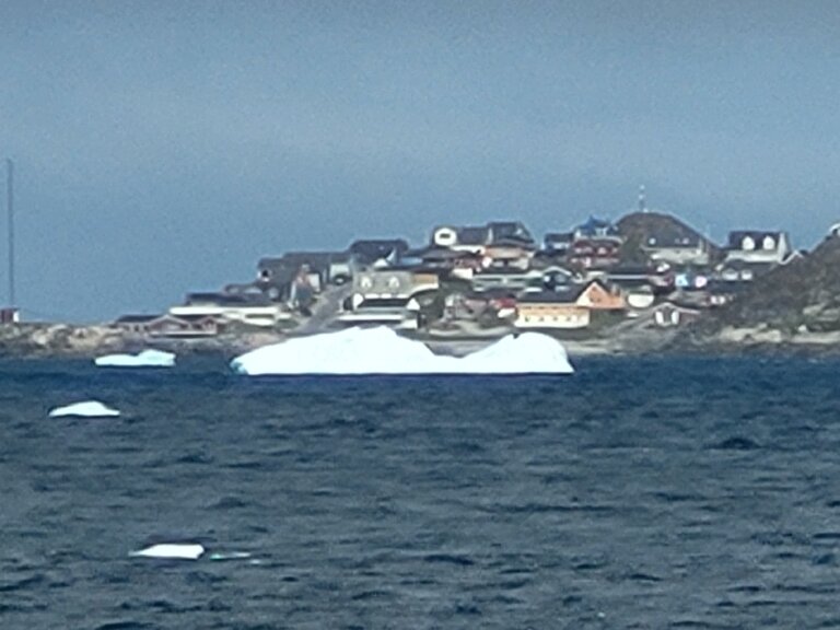 Hier stechen wir aus Nuuk aus, mit viel Eis im Fjord. Aufgrund der Eisverhältnisse haben wir den Motor statt der Segel genutzt.