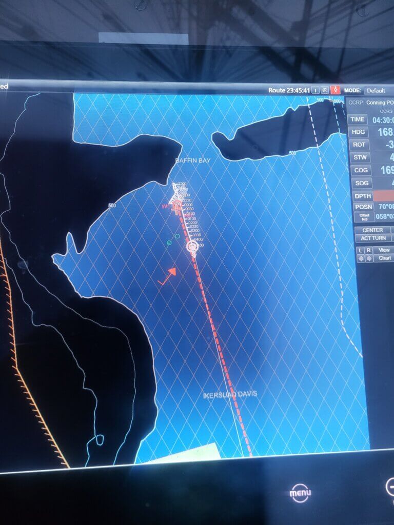Hier zeigt das Radar, dass wir gewendet und den Kurs geändert haben wegen Eisbergen und anderen Seebedingungen
